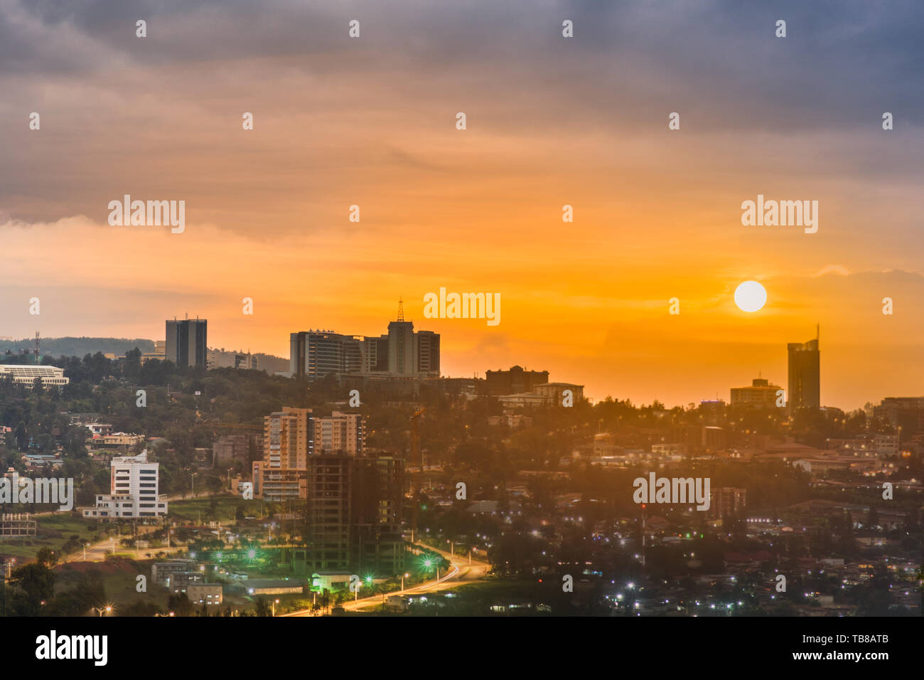 Ein zusammengesetztes Bild von Kigali Stadtzentrum Skyline und die umliegenden bei Tageslicht, Sonnenuntergang und in der Nacht. Ruanda Stockfoto