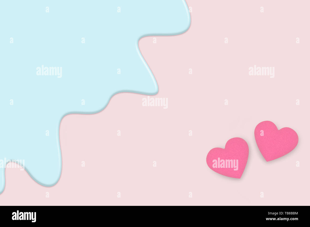 Kreative Pastellfarben der Valentinstag Grußkarte. Zwei rosa Herz auf Pastell rosa Hintergrund mit blauer Flüssigkeit isolieren Schicht schmelzen Stockfoto