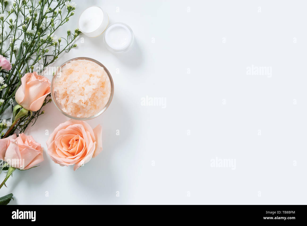 Hautpflege. Flach an Hautpflege Hilfsmittel Stil im Paket mit leeres Etikett mit natürlichen Materialien isoliert auf weißem Hintergrund mit Kopie spac Stockfoto