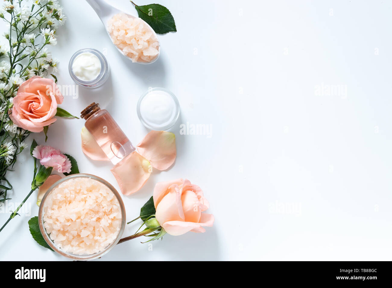 Hautpflege. Flach an Hautpflege Hilfsmittel Stil im Paket mit leeres Etikett mit natürlichen Materialien isoliert auf weißem Hintergrund mit Kopie spac Stockfoto