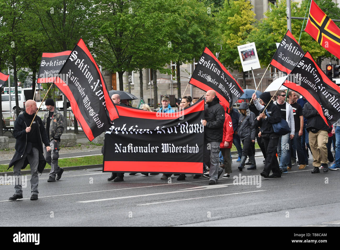 Berlin, Deutschland. 01. Juli, 2017. Mitglieder der rechten Gruppe Abschnitt Nordland' März während einer Demonstration im Regierungsviertel. Sie haben "Nationaler Widerstand" auf ihre Fahnen. Credit: Paul Zinken/dpa/Alamy leben Nachrichten Stockfoto