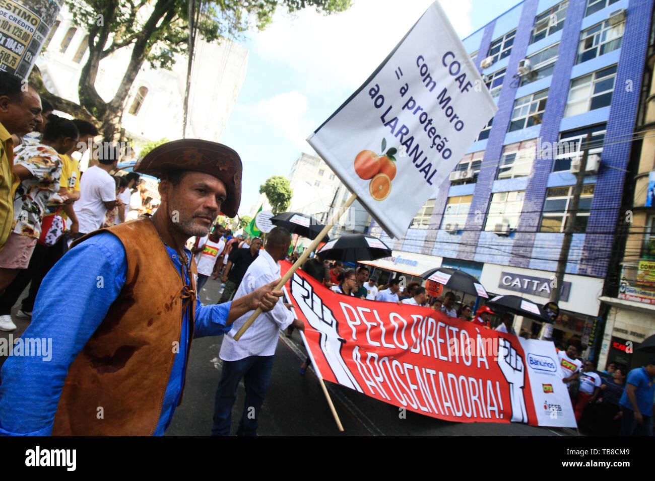 Salvador, Brasilien. 30 Mai, 2019. Plakat sagt, daß "Cund einer Mth Moro = den Schutz der Orange Grove" während einer demonstratagainst Bildung Schnitte, whicwhich zusammengebracht, Studenten und profrs aus Universitäten, an der Ave Avenida 7 de Fevereiro, Protestmarsch vom Campo Ggrande zu Castro Alves Square, in Salvador, Bahia. Credit: Mauro Akiin Nassor/FotoArena/Alamy leben Nachrichten Stockfoto