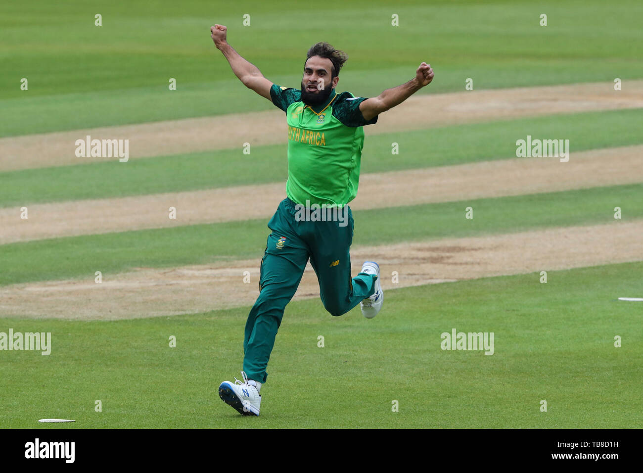 LONDON, ENGLAND. 30. MAI 2019: Imran Tahir von Südafrika feiert die wicket von Eoin Morgan von England während der England V Südafrika, ICC Cricket World Cup match, am Kia Oval, London, England. Quelle: European Sports Fotografische Agentur/Alamy leben Nachrichten Stockfoto