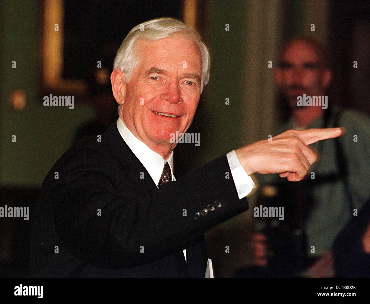 Washington, District of Columbia, USA. 21 Jan, 1999. United States Senator Thad Cochran (Republikaner für Mississippi) Punkte auf dem Flur, als er der US-Senat ein Amtsenthebungsverfahren gegen US-Kapitol in Washington, DC am 21. Januar 1999 Credit Blätter: Ron Sachs/CNP/ZUMA Draht/Alamy leben Nachrichten Stockfoto