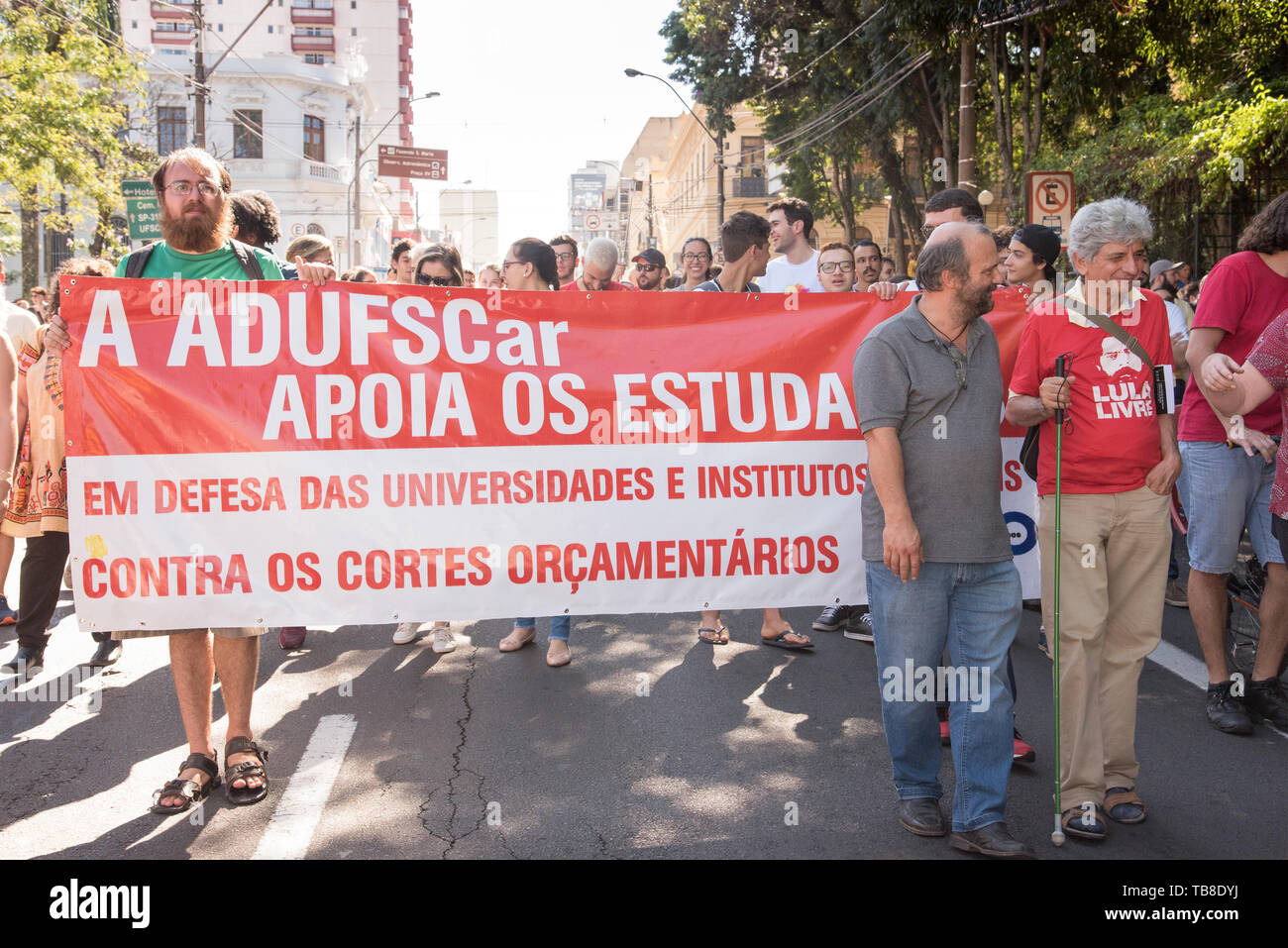 SÃO CARLOS, SP - 30.05.2019: ESTUDANTES VOLTAM als RUAS EM SÃO CARLOS - Schüler, Lehrer und das Personal wieder Protest gegen Kürzungen in der Bildung. UFScar und USP melden Sie die Bewegung und die Klassen bei allen Campus abbrechen. (Foto: André Luis Ferreira/Fotoarena) Stockfoto