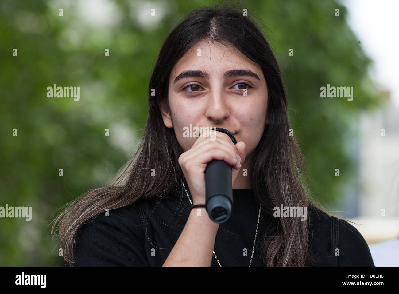 London, Großbritannien. 30. Mai, 2019. Senden Schüler Melissa Adressen Aktivisten der Nationalen Krise an der Teilnahme an einer Demonstration in Parliament Square, um Verbesserungen in der Diagnose und Beurteilung von jungen Menschen mit schicken, Unterstützung für ihre Familien, die Finanzierung und die rechtliche und finanzielle Rechenschaftspflicht für die lokalen Behörden bei der Behandlung von jungen Menschen mit Senden und ihre Familien verlangen. Credit: Mark Kerrison/Alamy leben Nachrichten Stockfoto