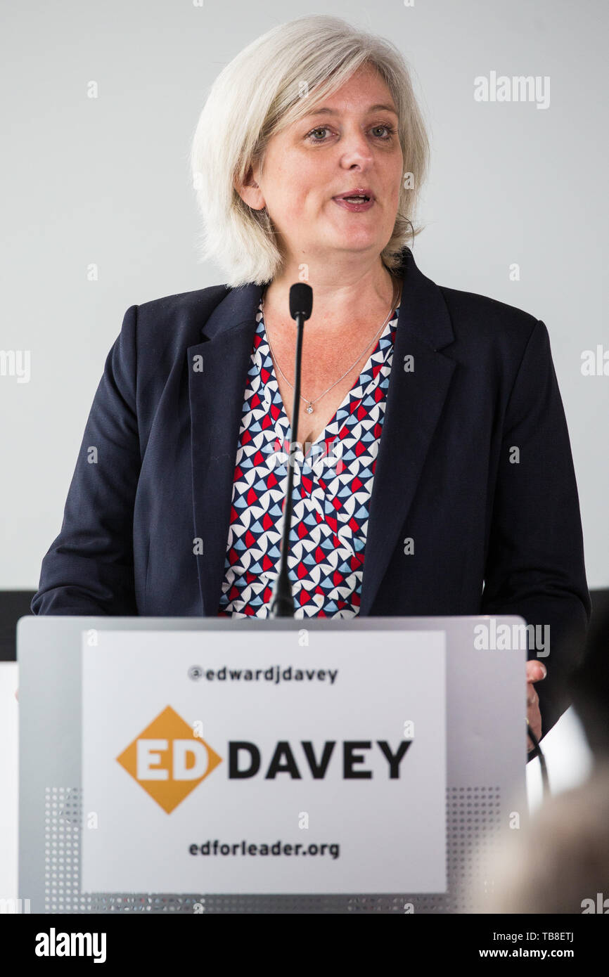 London, Großbritannien. 30. Mai, 2019. Caroline Voaden, neu gewählte Liberale Europaabgeordnete für die Region Südwest, stellt Ed Davey, Liberaldemokratischen MP für Kingston und Surbiton und ehemaliger Minister für Energie und Klimawandel, wie Er startet seine Kampagne für die Führung der Partei nach der hervorragenden Ergebnisse für die Partei in den letzten Europa- und Kommunalwahlen. Credit: Mark Kerrison/Alamy leben Nachrichten Stockfoto