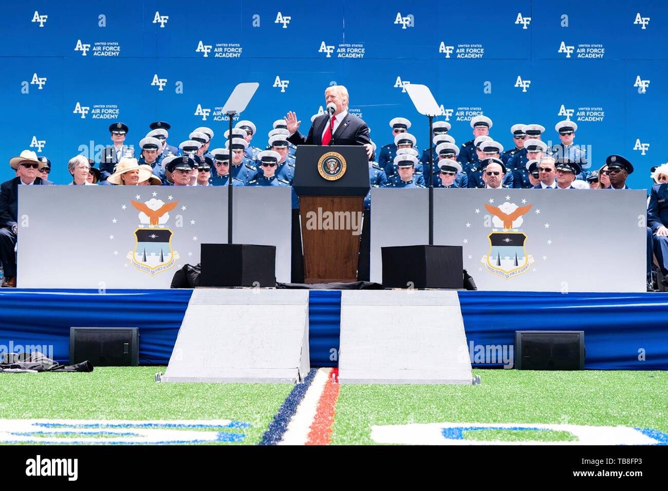 Us-Präsident Donald Trump liefert Erläuterungen während der US Air Force Academy Diplomverleihung an der USAF Academy Falcon Stadion Mai 30, 2019 in Colorado Springs, Colorado. Credit: Planetpix/Alamy leben Nachrichten Stockfoto