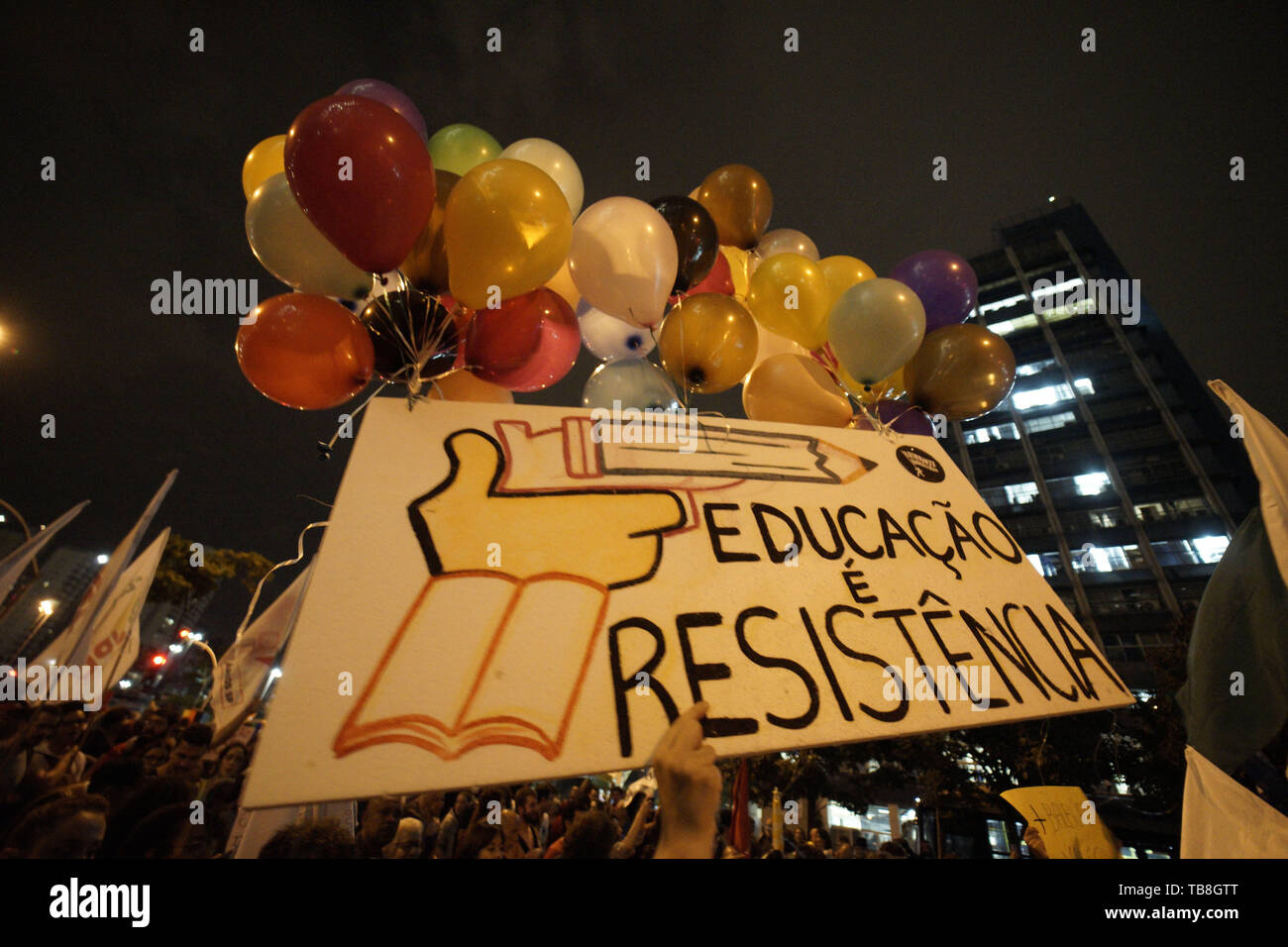 Sao Paulo, Brasilien. 30 Mai, 2019. BRASIL - Bildung - HAUSHALT - Schnitte - protestieren. - Menschen an einer Demonstration zur Unterstützung und Verteidigung der öffentlichen Bildung nach einem Floß von Haushaltskürzungen von Präsident Jair Bolsonaro der Regierung angekündigt, in Sao Paulo, Brasilien, am 30. Mai 2019. - Bolsonaro des ultrakonservativen Regierung löste Empörung, wenn es am 30. April ergab mindestens 30 Prozent Kürzungen in den jährlichen Budgets der staatlich finanzierten Schulen und Universitäten. Credit: Cris Fafa/ZUMA Draht/Alamy leben Nachrichten Stockfoto