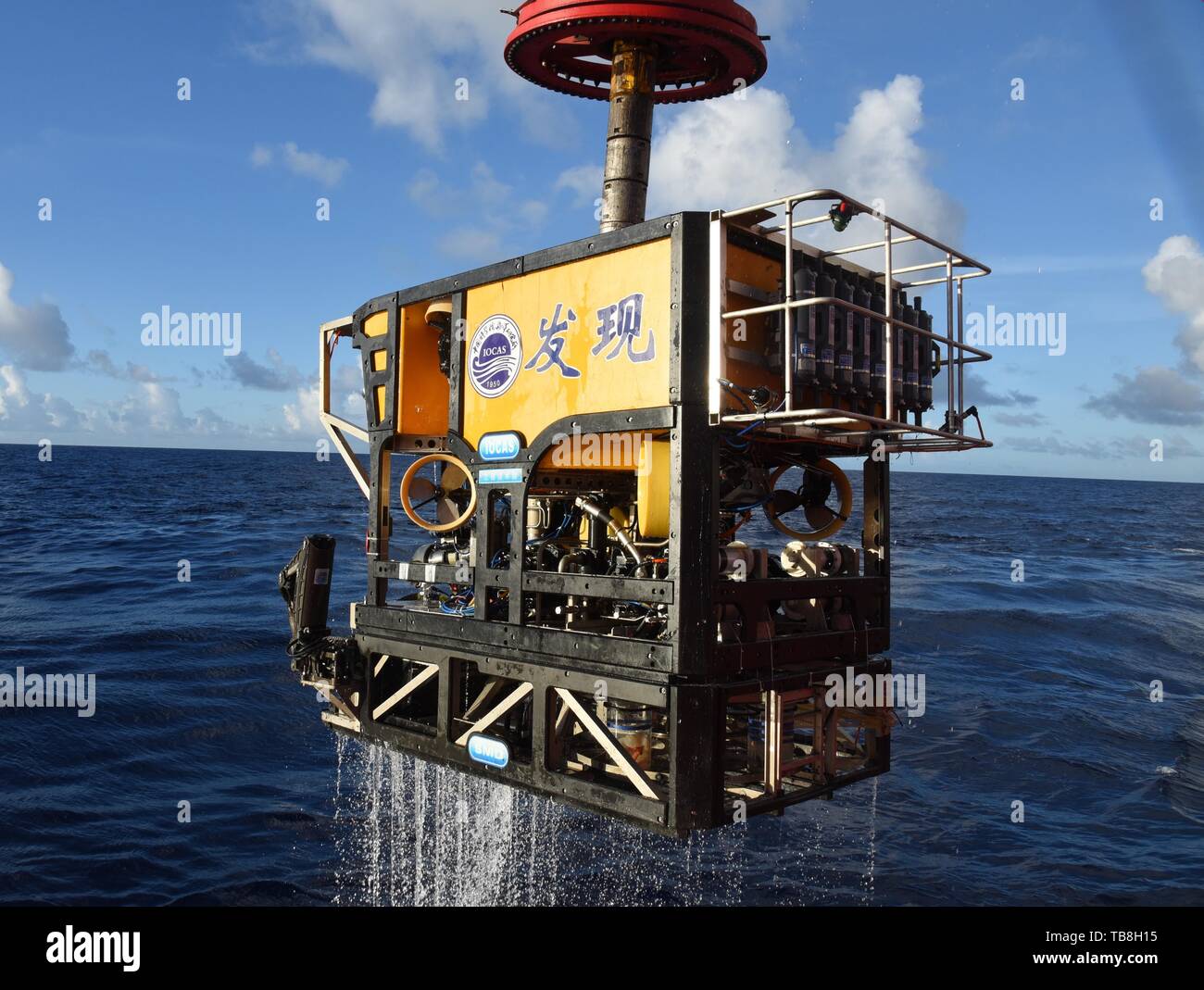 An Bord Kexue, Pazifischer Ozean in den letzten Tauchgang. 30 Mai, 2019. Entdeckung, ein Remote Operated Vehicle (ROV) an Bord des China Forschungsschiff KEXUE (Wissenschaft), kehrt von einem Tauchgang im westlichen Pazifischen Ozean in den letzten Tauchgang, 30. Mai 2019. KEXUE ist die Durchführung einer 20-tägigen lange Untersuchung über eine Reihe von Seamounts im Süden der Marianengraben im westlichen Pazifischen Ozean. Credit: Zhang Xudong/Xinhua/Alamy leben Nachrichten Stockfoto