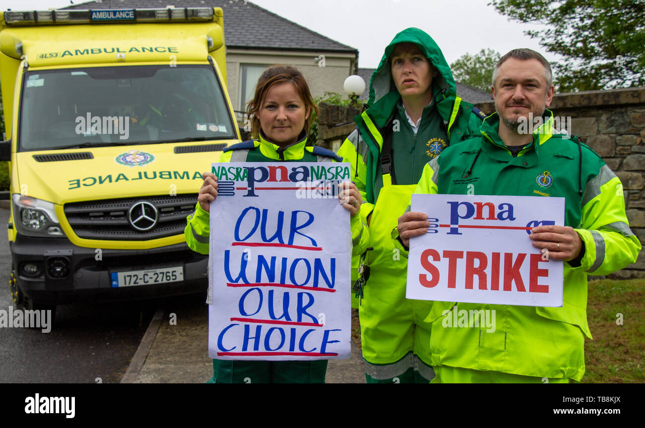Krankenwagenmannschaften auf Streik, Skibbereen, West Cork, Irland, 31. Mai 2019, Skibbereen Krankenwagenmannschaften gestreikt. 31. Mai 2019. Anne Leonard, Jason Kelly, und Sorcha Hayes der Skibbereen Sanitäter waren Manning die Streikposten heute außerhalb Skibbereen Community Hospital als Teil der NASRA, nationalen Ambulance Service repräsentativen Verband nationaler Tag der Aktion. Kredit aphperspective/Alamy leben Nachrichten Stockfoto