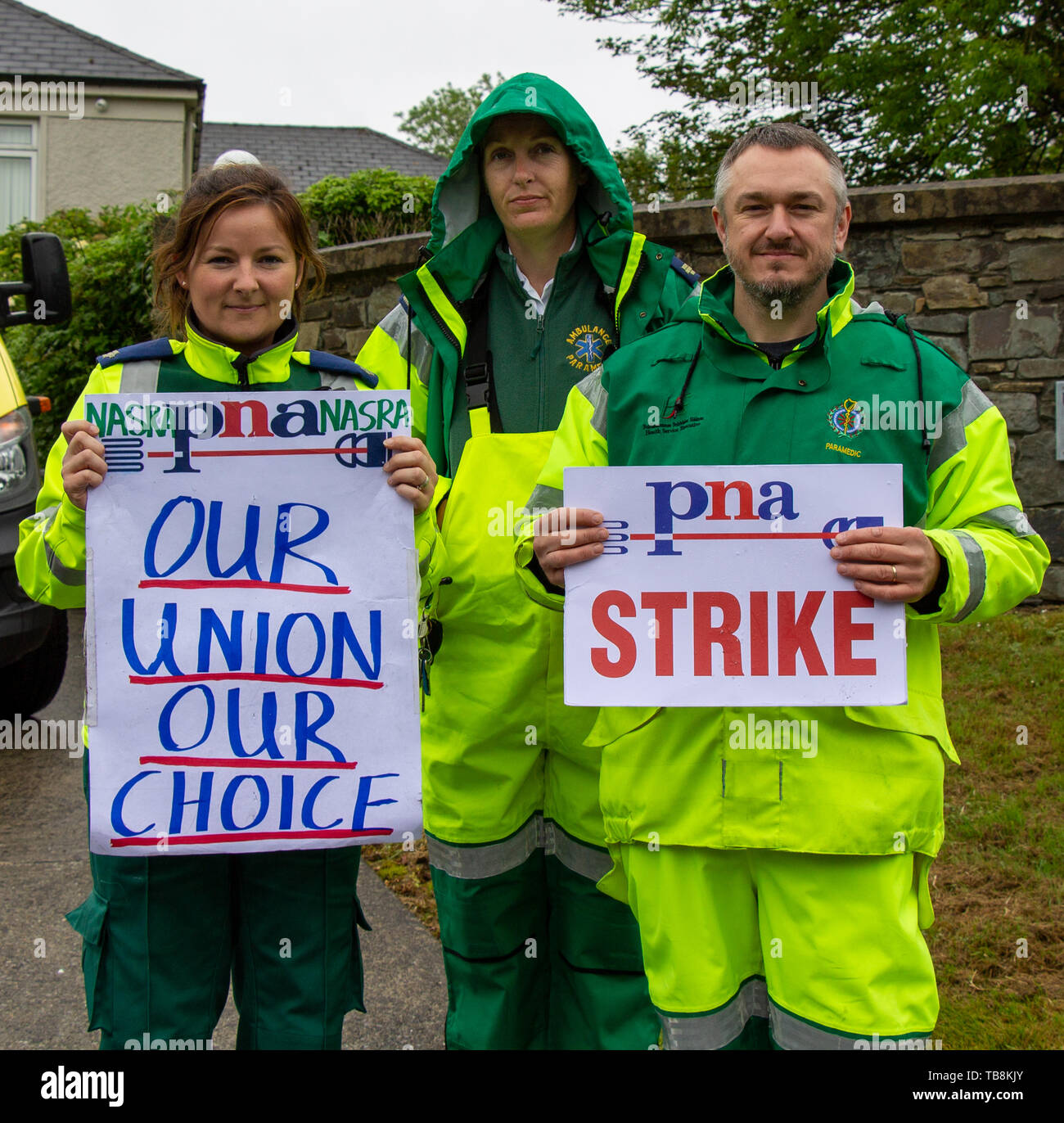 Krankenwagenmannschaften auf Streik, Skibbereen, West Cork, Irland, 31. Mai 2019, Skibbereen Krankenwagenmannschaften gestreikt. 31. Mai 2019. Anne Leonard, Jason Kelly, und Sorcha Hayes der Skibbereen Sanitäter waren Manning die Streikposten heute außerhalb Skibbereen Community Hospital als Teil der NASRA, nationalen Ambulance Service repräsentativen Verband nationaler Tag der Aktion. Kredit aphperspective/Alamy leben Nachrichten Stockfoto