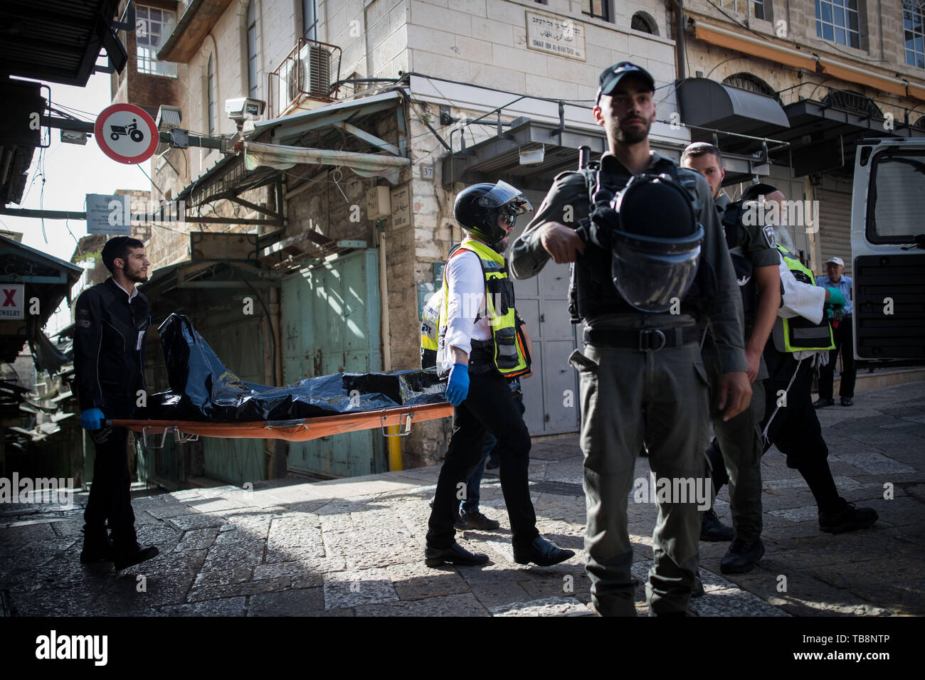 Jerusalem. 31. Mai, 2019. Israelische Polizisten stand Guard in der Nähe der Szene von einem stechenden Angriff in der Altstadt von Jerusalem, 31. Mai 2019. Ein palästinensischer Mann erstochen zwei Israelis hier am Freitag morgen vor erschossen wird von der Polizei, den lokalen Behörden sagte. Credit: Jini/Xinhua/Alamy leben Nachrichten Stockfoto