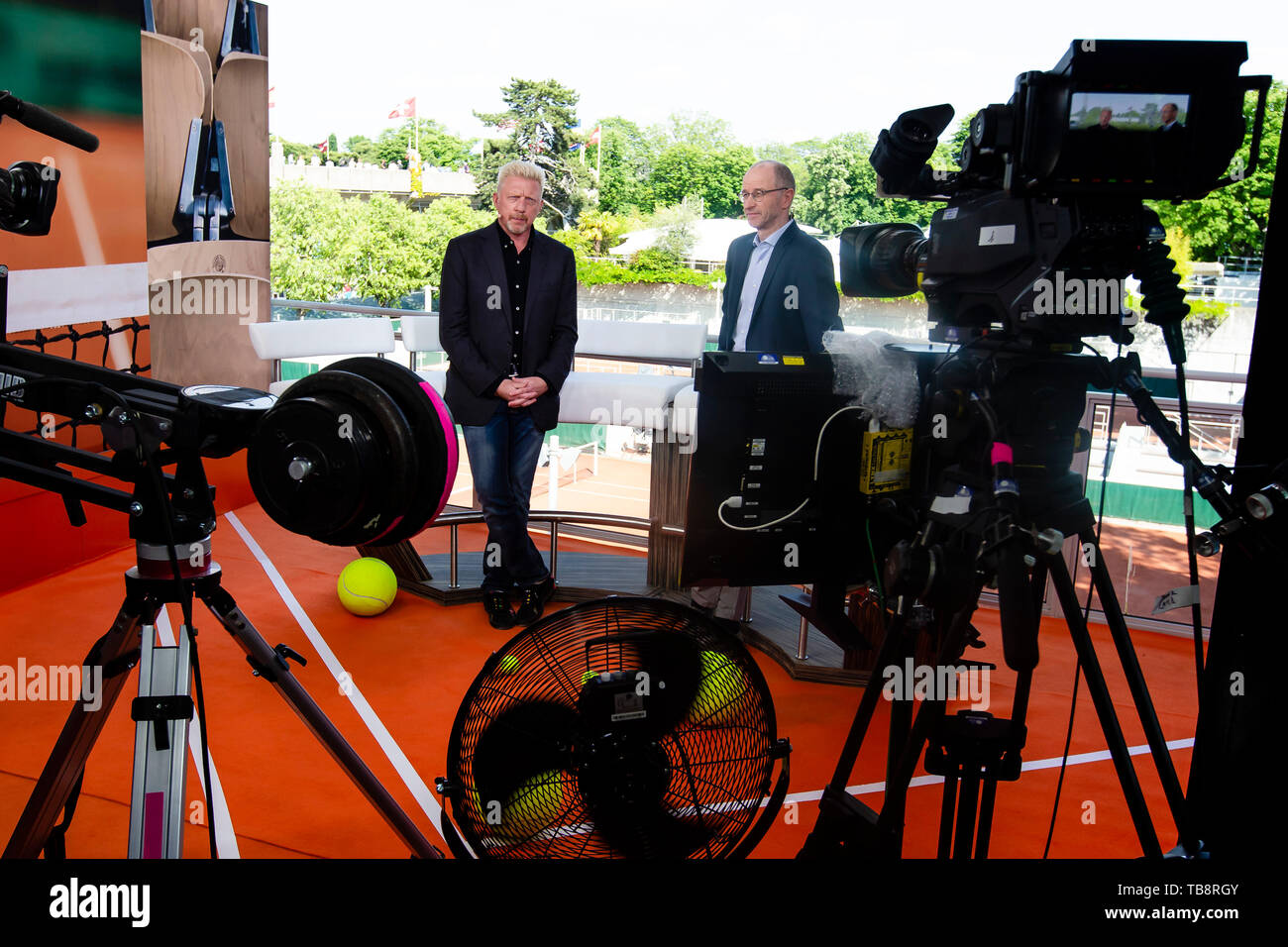 31. Mai 2019, Frankreich (France), Paris: Tennis: Grand Slam/ATP-Tour, French Open: Die drei - Zeit Wimbledon-sieger Boris Becker (l) als Kommentator steht zusammen mit Eurosport Moderator Matthias Stach im TV-Studio. Foto: Frank Molter/dpa Stockfoto
