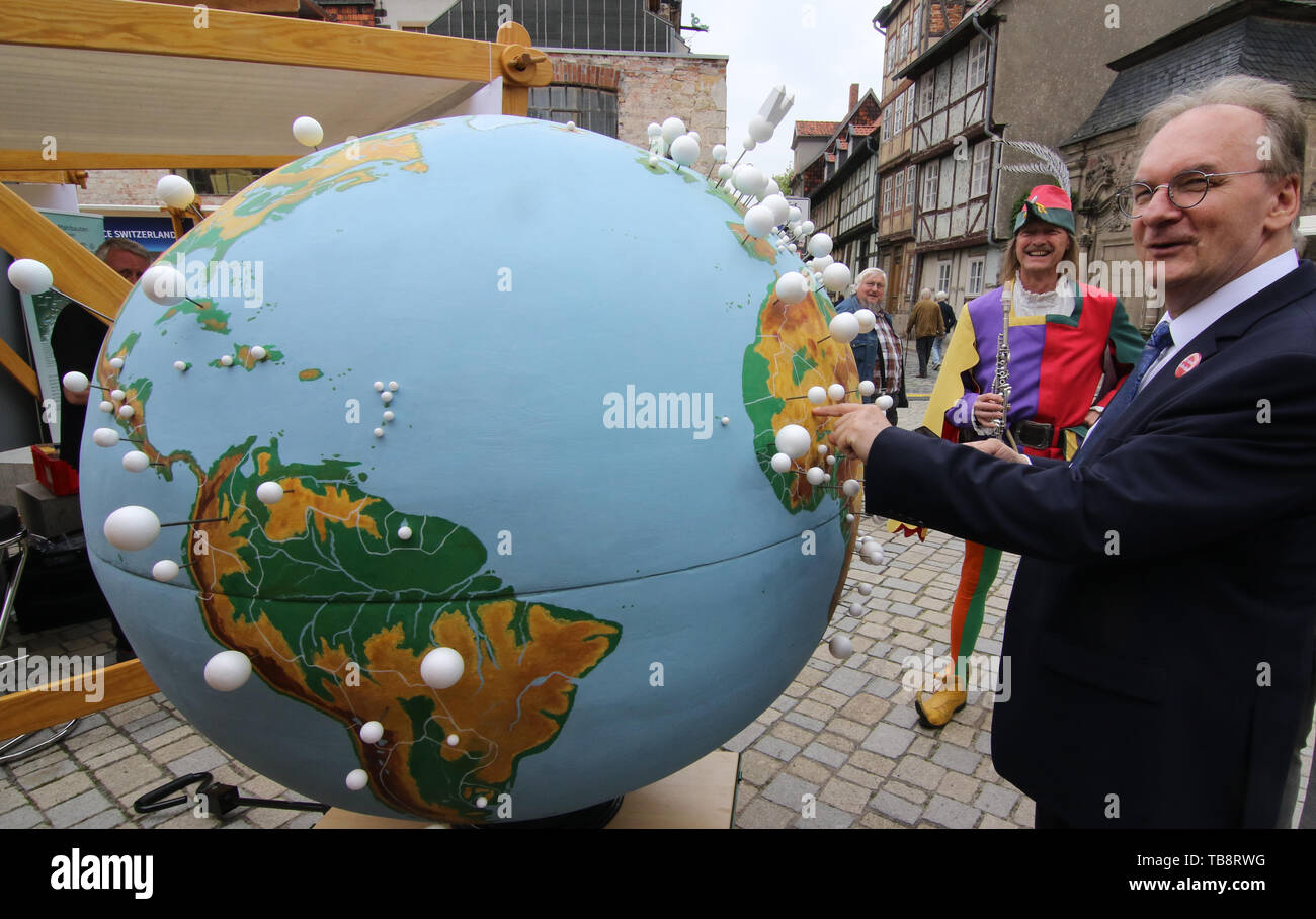 31. Mai 2019, Sachsen-Anhalt, Quedlinburg: Sachsen-Anhalts Ministerpräsident Reiner Haseloff (CDU) steht neben einem Globus bei der Eröffnung der Sachsen-anhalt Tag. Der größte Folk- und Heimat Festival war auf dem Marktplatz eröffnet und rund 150.000 Besucher werden erwartet, bis zum 02.06.2019. Foto: Matthias Bein/dpa-Zentralbild/ZB Stockfoto