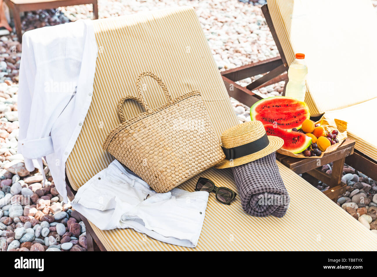 Strand stuff bag Handtuch Decke auf Sun mehr. Obst auf dem Tisch. Sommer Urlaub Meer Strand Stockfoto