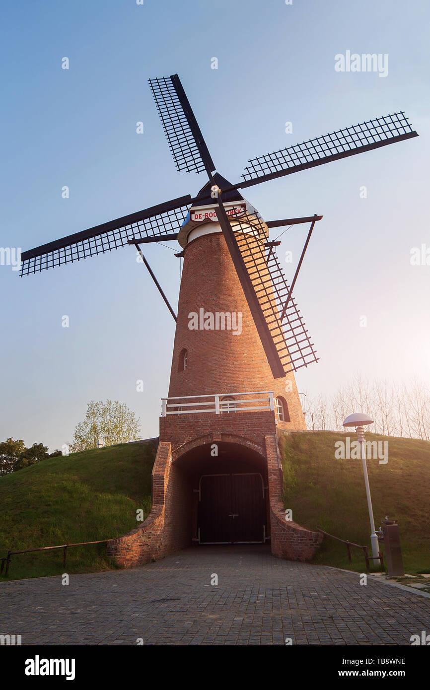 In der untergehenden Sonne, der holländische Windmühle in Nanjing Green Expo Park Stockfoto
