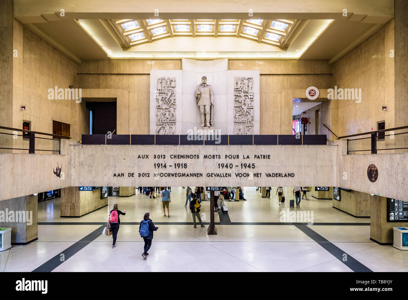 Ein Denkmal in der bahnhofshalle Hauptbahnhof Brüssel im Speicher der Eisenbahn Männer und Frauen tot für Belgien installiert während der beiden Weltkriege. Stockfoto