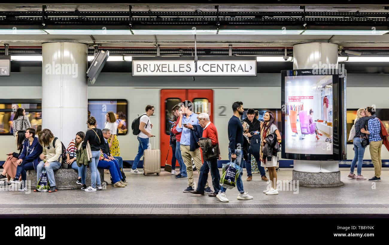 Passagiere warten auf eine U-Plattform in Brüssel Hauptbahnhof wie ein Intercity-zug stoppt. Stockfoto