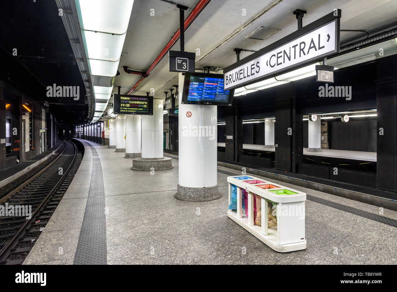 Leere u-Plattform in Brüssel Central Station, einer der drei wichtigsten Bahnhöfe der Stadt. Stockfoto