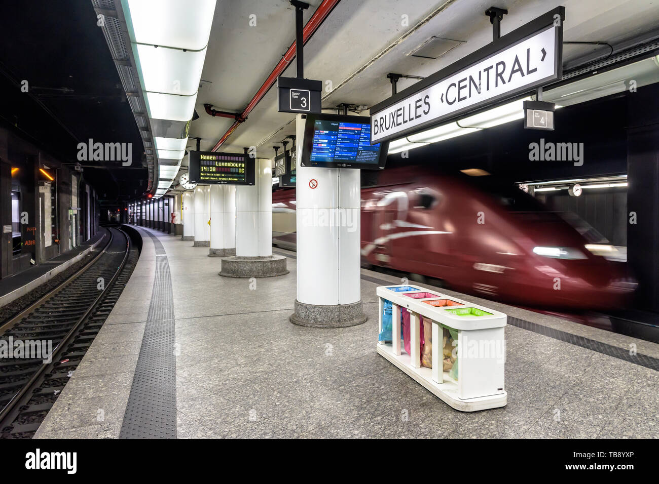 Ein Thalys Hochgeschwindigkeitszüge ist vorbei auf die leere u-Plattform in Brüssel Central Station, einem der wichtigsten Bahnhöfe der Stadt. Stockfoto