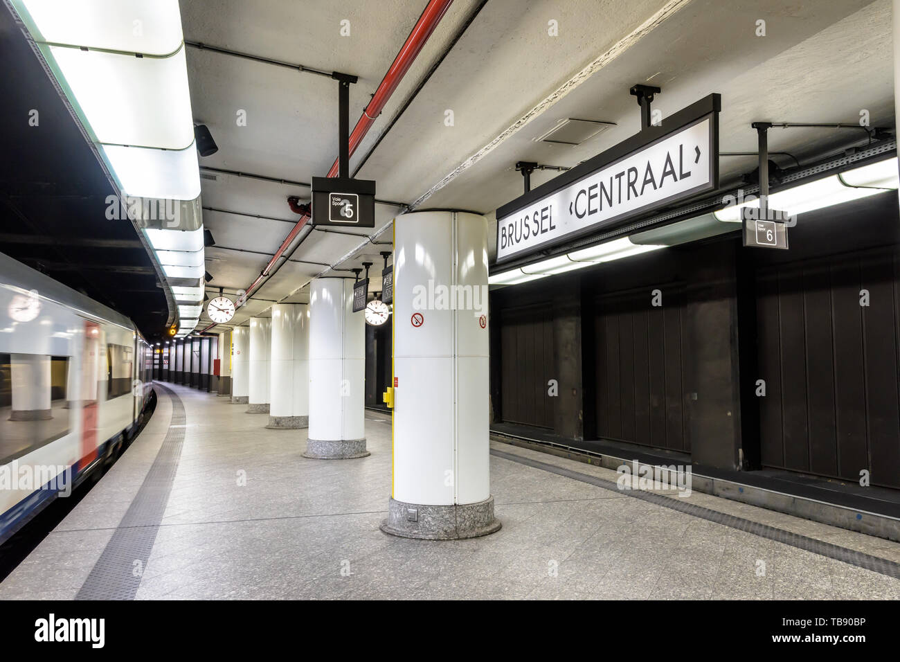 Ein InterCity Zug geht eine leere u-Plattform in Brüsseler Hauptbahnhof. Stockfoto