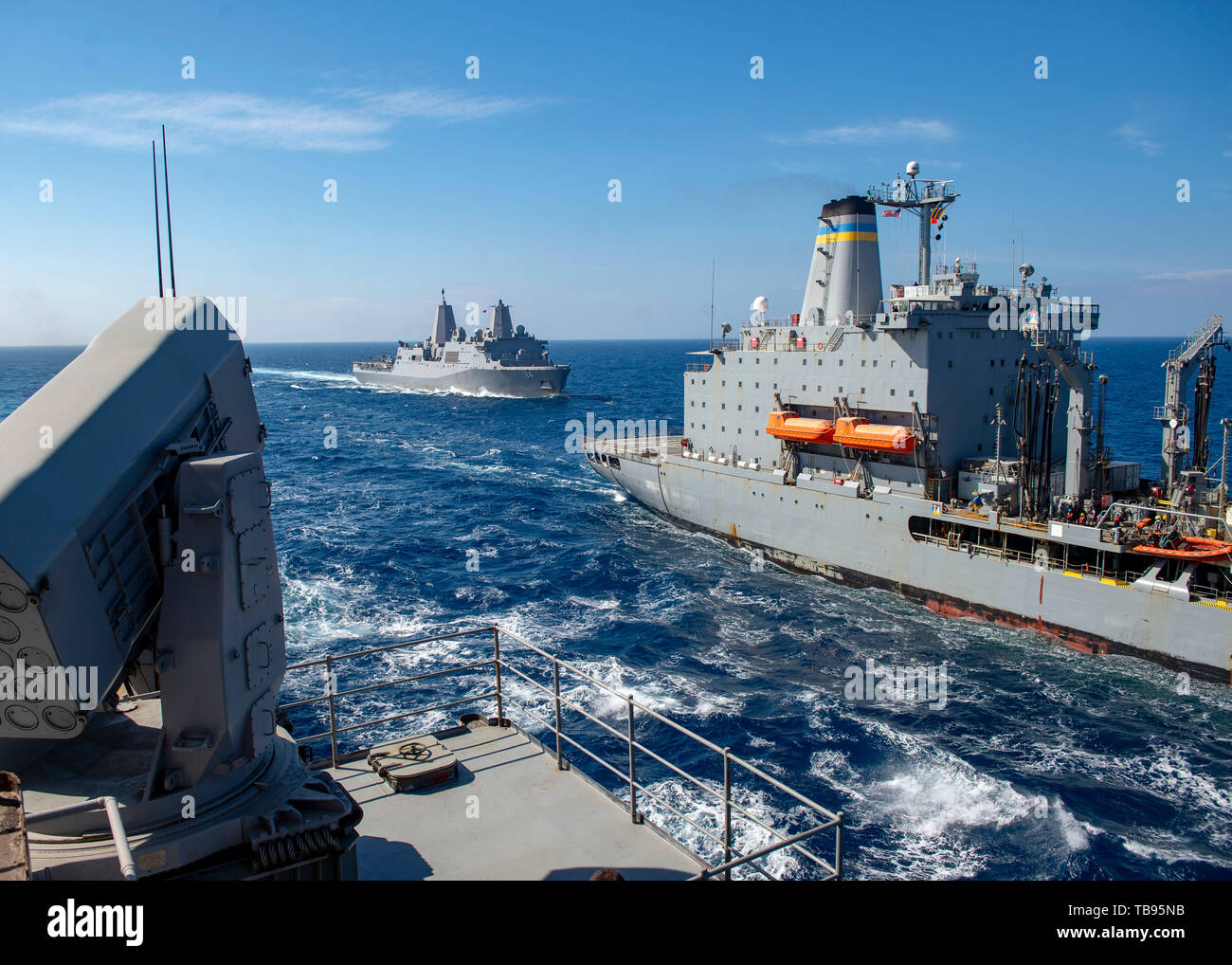 190528-N-AT 530-1340 MITTELMEER (28. Mai 2019) Der San Antonio-Klasse amphibious Transport dock Schiff USS Arlington LPD (24), Top, Ansätze der Henry J. Kaiser-Klasse Flotte Auffüllung öler USNS John Lenthall (T-AO 189) und der Whidbey Island-Klasse amphibische Landung dock Schiff USS Fort McHenry (LSD 43) während einer Auffüllung-auf-See, 28. Mai 2019. Fort McHenry und Arlington sind auf einem geplanten Einsatz als Teil der Kearsarge Amphibious Ready Gruppe zur Unterstützung der Maritime Security Operations, Krisenbewältigung und Theater Zusammenarbeit im Bereich Sicherheit und zugleich eine vorwärts Naval presenc Stockfoto