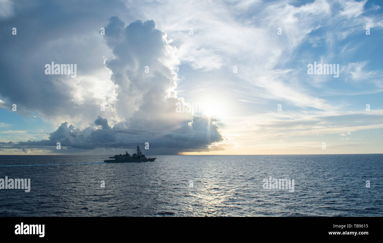 190529-N-CL 550-0230 philippinischen Meer (29. Mai 2019) Japanische Maritime Self Defense Force (JMSDF) Zerstörer JS Ariake (TT 109), rechts, und JMSDF destroyer JS Asahi Dampf in der Ausbildung neben der Arleigh-Burke-Klasse geführte Anti-raketen-Zerstörer USS Curtis Wilbur (DDG54). Curtis Wilbur ist Vorwärts - in die USA 7 Flotte Bereich für Maßnahmen zur Erhöhung der Sicherheit und Stabilität in der indopazifischen Region bereitgestellt. (U.S. Marine Foto von Mass Communication Specialist 2. Klasse Taylor DiMartino/Freigegeben) Stockfoto