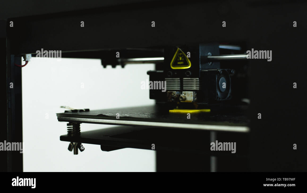 Druckvorgang physischen Kunststoff Modell auf Automatische 3D Drucker die Maschine. Additive Technologien, 3D-Druck und Prototyping Industrie Konzept. 3d-pr Stockfoto