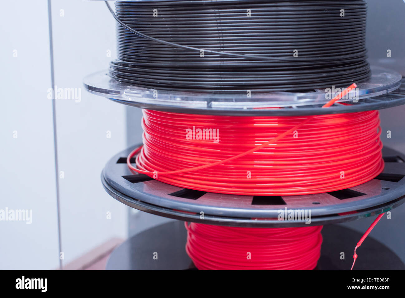 Ein Haufen von Kunststoff- und Flex für 3D-Druck. Kunststoff für Drucken geladene Teile auf einem 3D-Drucker. 3 Spulen mit Kunststoff. Stockfoto