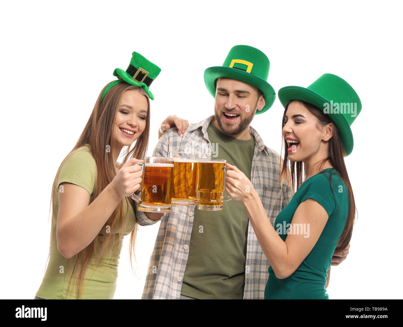 Junge Menschen in grün Hüte und mit Tassen Bier auf weißem Hintergrund. St. Patrick's Day Celebration Stockfoto