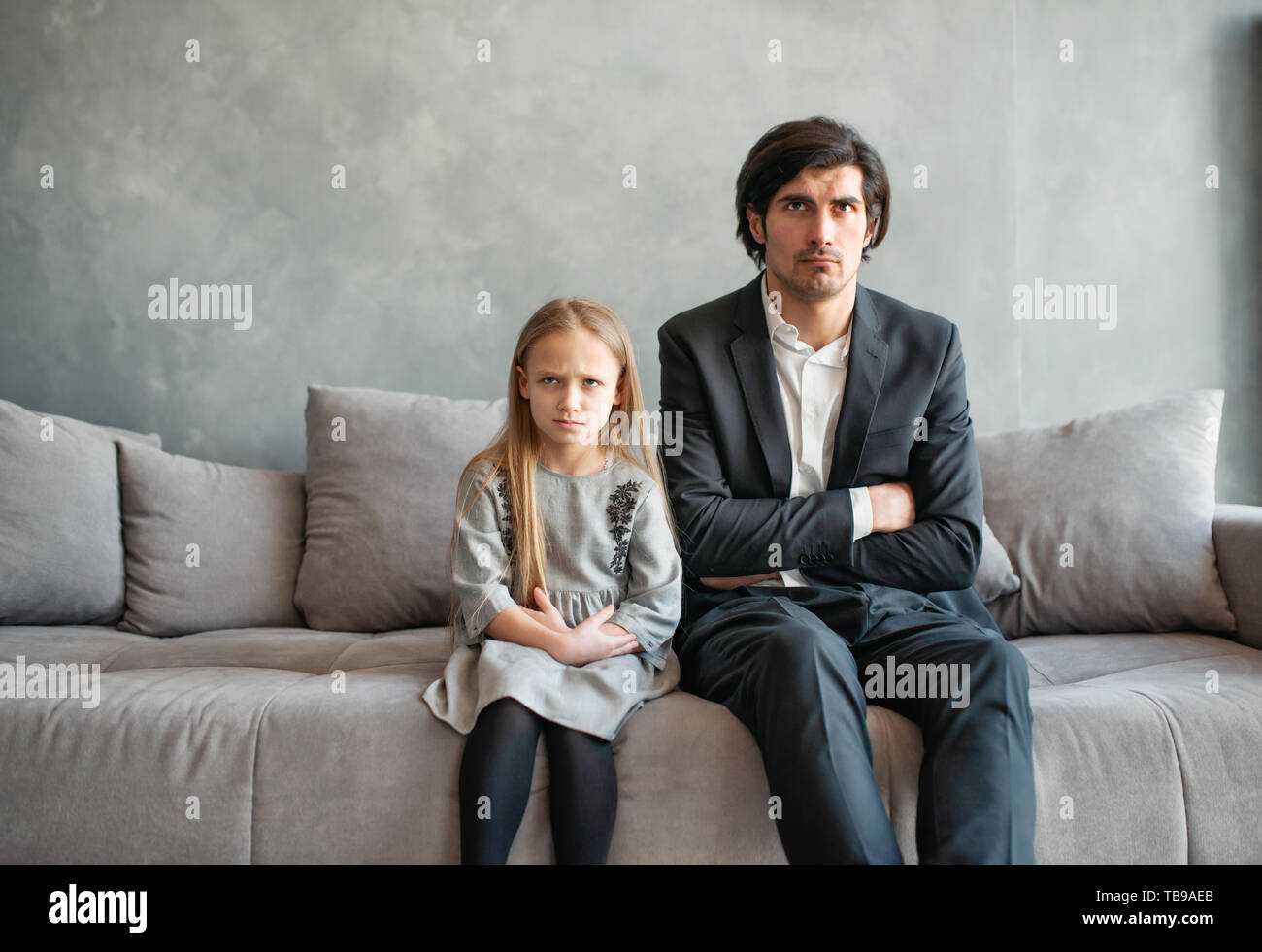 Vater und Tochter beide genervt und unglücklich Stockfoto
