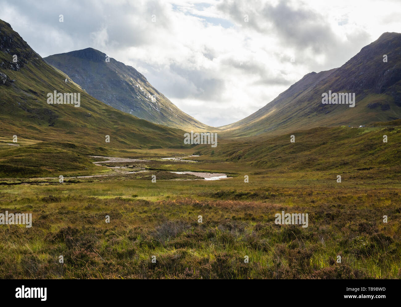 Den Pass von Glen Coe in den schottischen Highlands unter einem dramatischen Himmel Stockfoto
