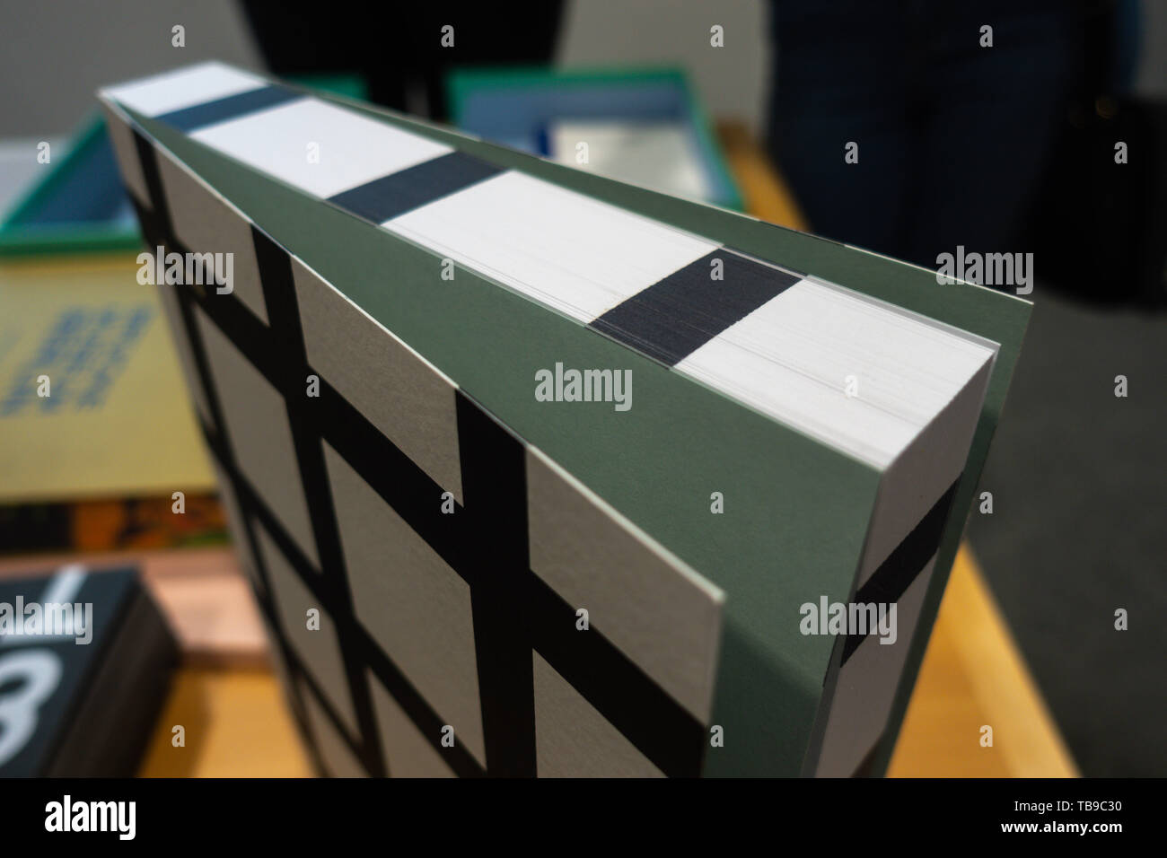 Digital gedruckte Kanten des Buches Weiß Schwarz Raster Innovative Drucken Stockfoto