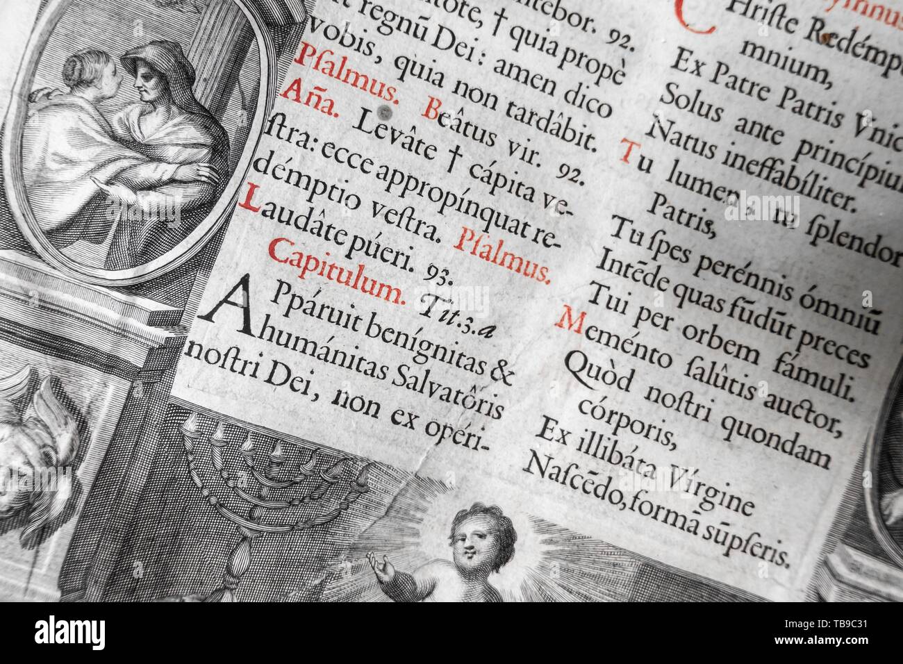 Extrem alten lateinischen Text Schwarz Weiß Vintage biblischen Hintergrund rot Stockfoto
