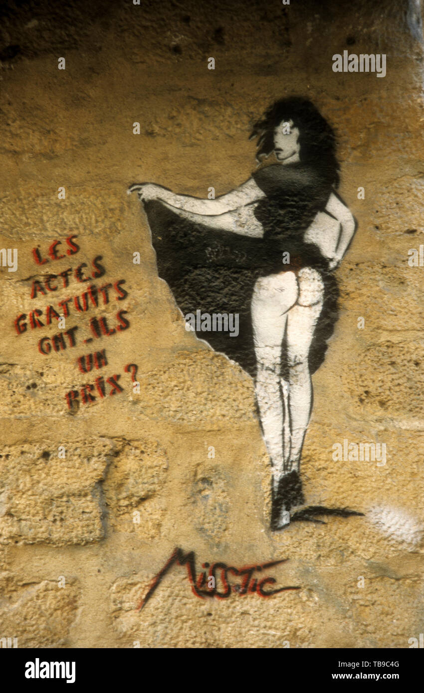 Graffiti von Miss Tic ein bekannter Parisien Künstler. Der Text lautet 'Les actes gratuites ont ils?' oder 'Do freie Handlungen haben einen Preis?" Stockfoto