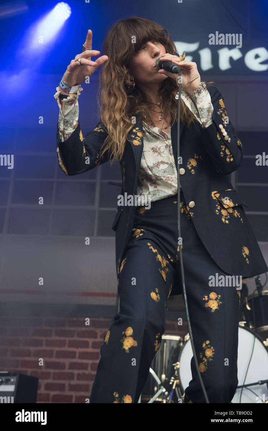 London, Großbritannien. Französische Sängerin Lou Doillon führt auf das Firestone Bühne, der alle Punkte im Osten Festival, Victoria Park, London, England, UK am Sonntag, den 26. Mai 2019. Ref: LMK 370-2502 -280519 Justin Ng/Sehenswürdigkeit Media WWW.LMKMEDIA.COM Stockfoto