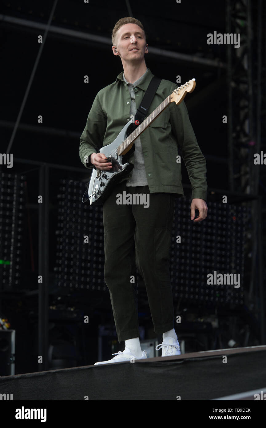 London, Großbritannien. Gitarrist James Hatcher von Honne führt auf der Ostseite der Bühne, die alle Punkte im Osten Festival, Victoria Park, London, England, UK am Sonntag, den 26. Mai 2019. Ref: LMK 370-2502 -280519 Justin Ng/Sehenswürdigkeit Media WWW.LMKMEDIA.COM Stockfoto