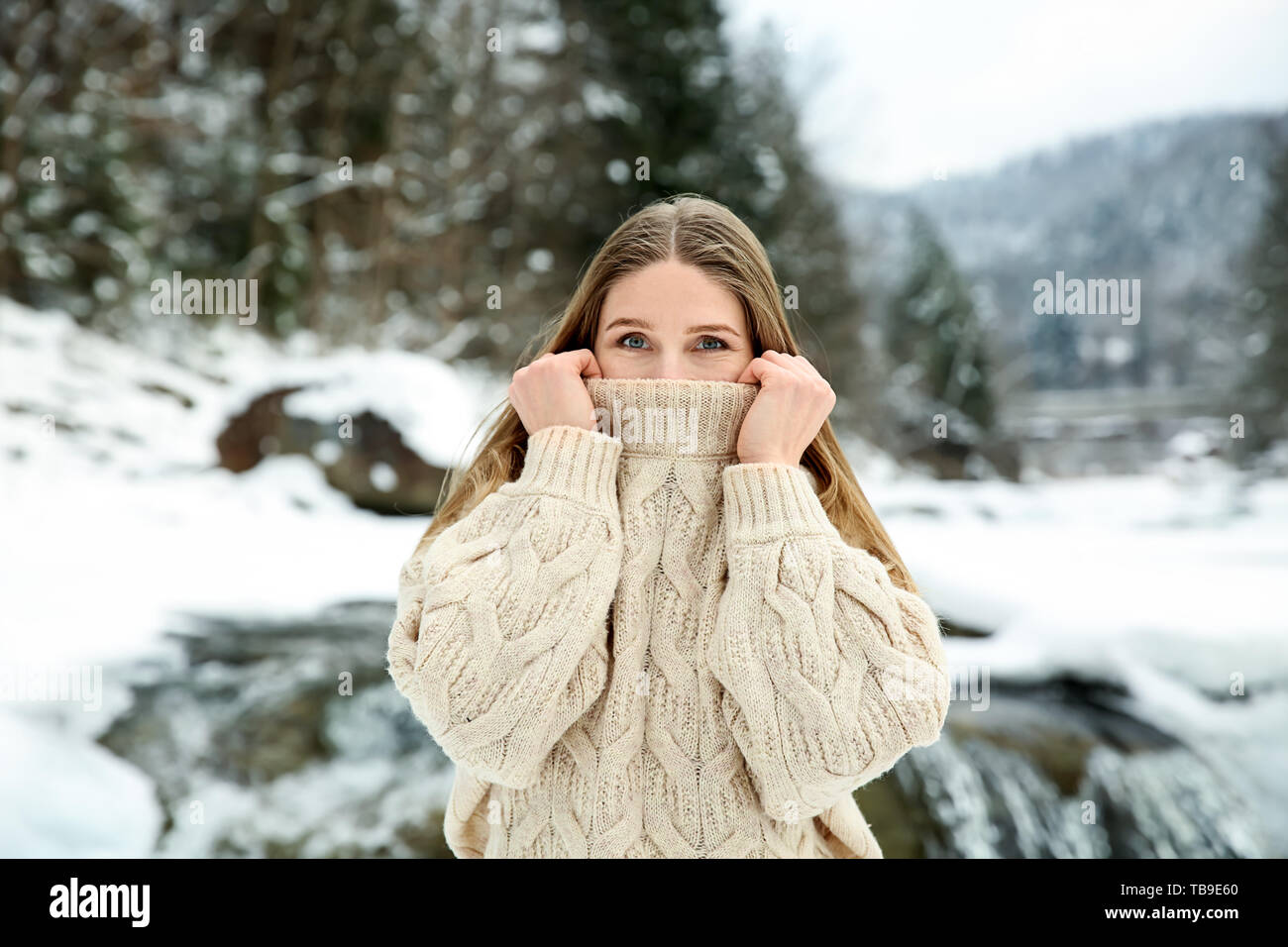 Schöne Frau an verschneiten Resort Stockfoto