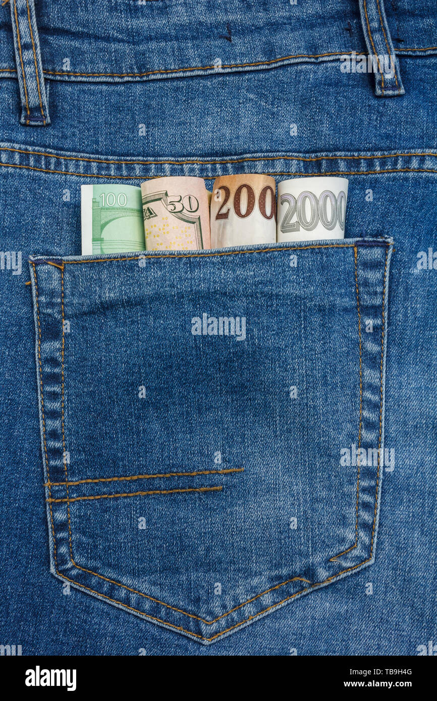 Nahaufnahme, Euro, Dollar, Krone, Forint Banknoten heraus haften aus einer blauen Jeans Tasche. Stockfoto