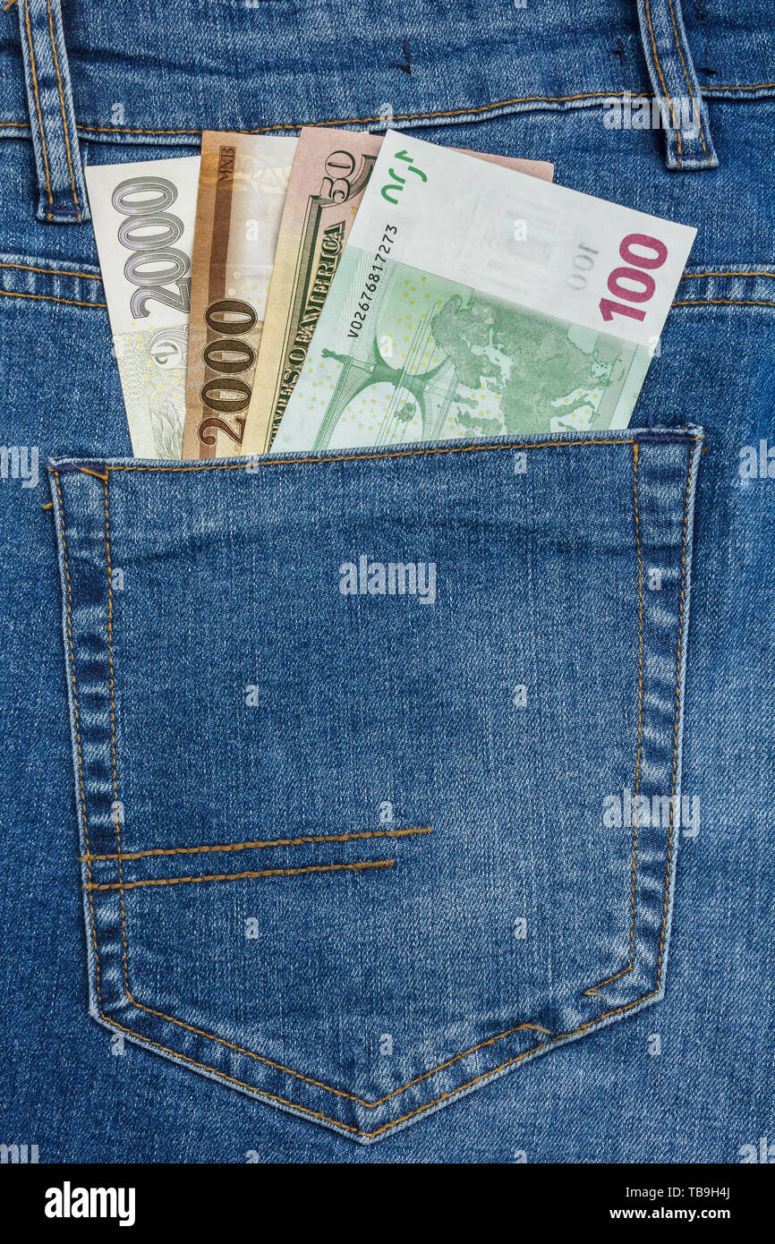 Nahaufnahme, Euro, Dollar, Krone, Forint Banknoten heraus haften aus einer blauen Jeans Tasche. Stockfoto