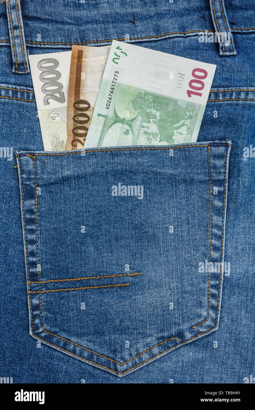 Nahaufnahme, Euro, Dollar, Krone, Forint Banknoten heraus haften aus einer blauen Jeans Tasche. Stockfoto