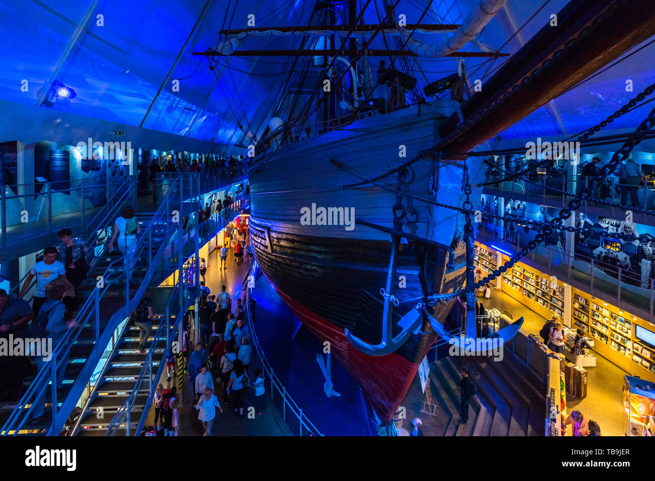 Bei Fram Museum (Frammuseet) Besucher können an Bord das Polarschiff Fram, durch das norwegische Forscher in den polaren Expeditionen verwendet, Oslo, Norwegen kommen Stockfoto