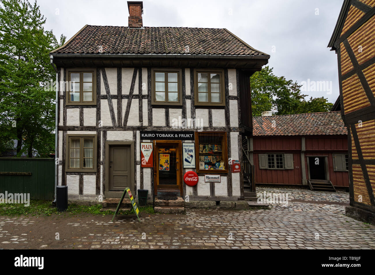 Typisch norwegische Gebäude mit Tabakladen Shop im Norsk folkemuseum (Norwegische Kulturhistorischen Museum), Oslo, Norwegen Stockfoto