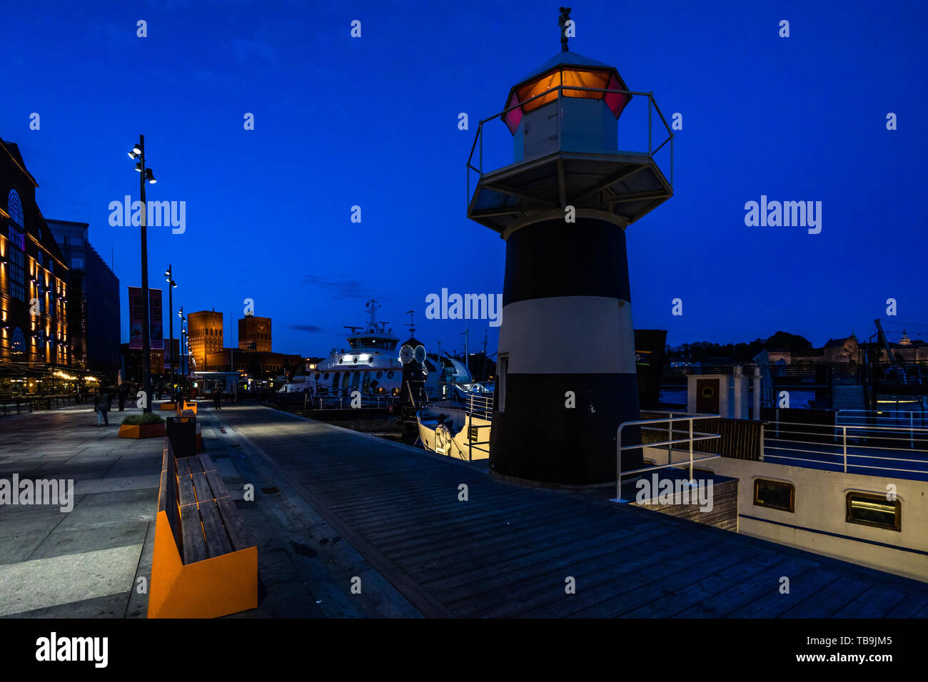 Aker Brygge Waterfront ist eine schöne Promenade mit Blick auf Oslo Fjord voller Restaurants und beliebte für Nachtleben, Oslo, Norwegen Stockfoto