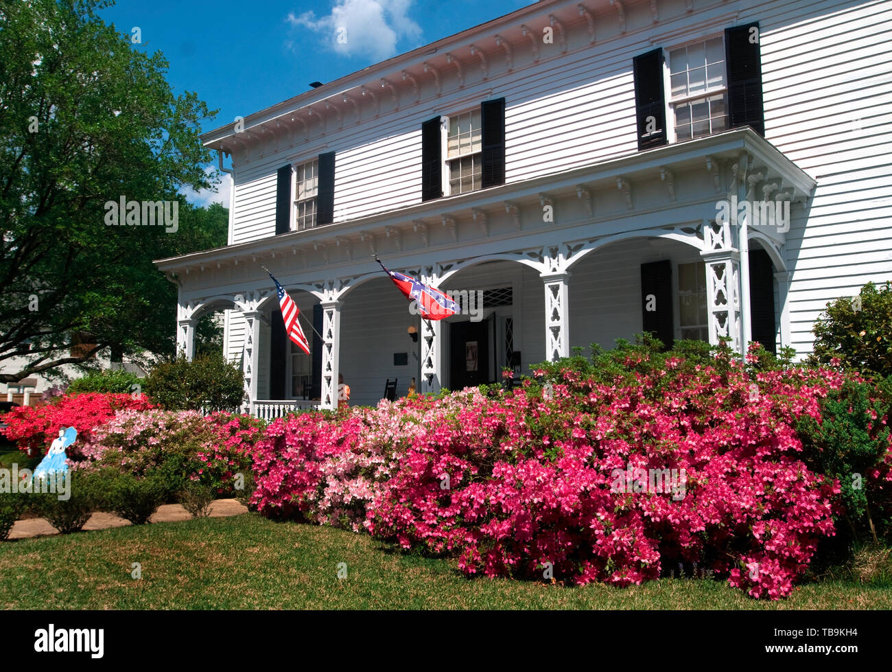 Azaleen blühen vor der Amzi Liebe in Columbus, Mississippi. Stockfoto
