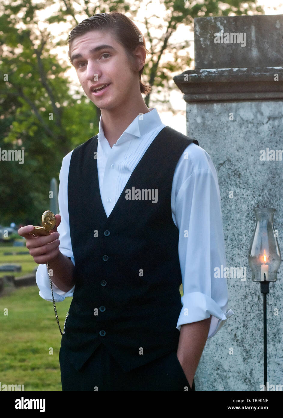 Ein Teenager porträtiert einen lokalen Charakter während der "Geschichten aus der Gruft", bei Freundschaft Friedhof in Columbus, Mississippi, 16. April 2010 statt. Stockfoto