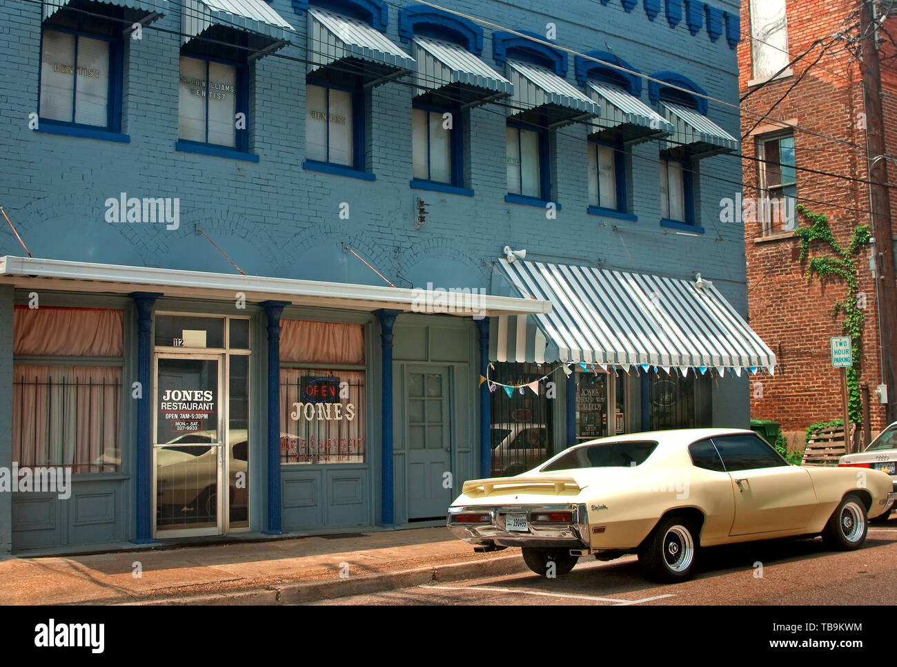 Ein alter Buick Skylark sitzt vor Jones Restaurant, 12.08.2010, ​ in Columbus, Mississippi. Stockfoto