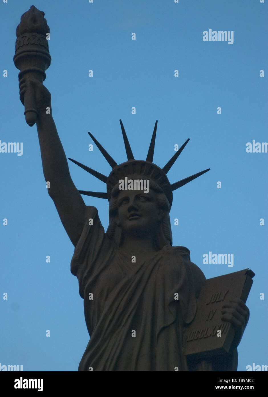 Die Sonne geht auf eine verkleinerte Nachbildung der Freiheitsstatue in der Innenstadt von Columbus, Mississippi, 20. April 2010. Stockfoto