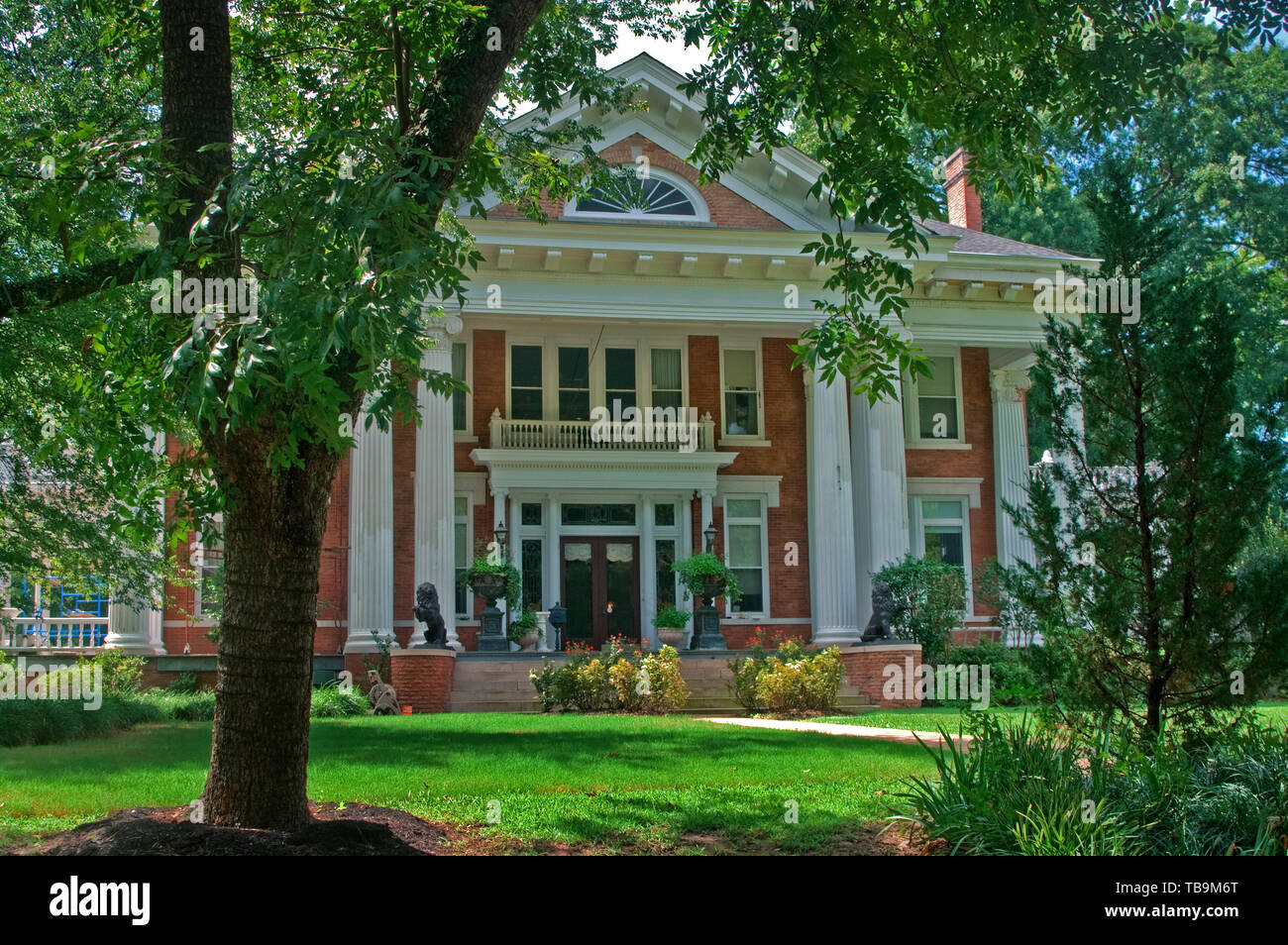 Highland House ist dargestellt in Columbus, Mississippi, Aug 16., 2010. Die 9.000 Quadratmeter große historische Haus stellt die griechischen Revival Stil. Stockfoto